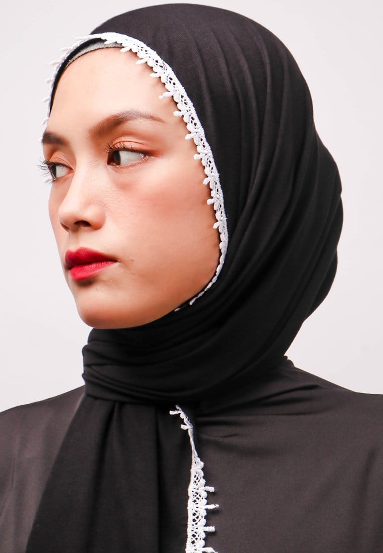 Daw Project DH063 Lace Putih Hijab Pashmina Hitam