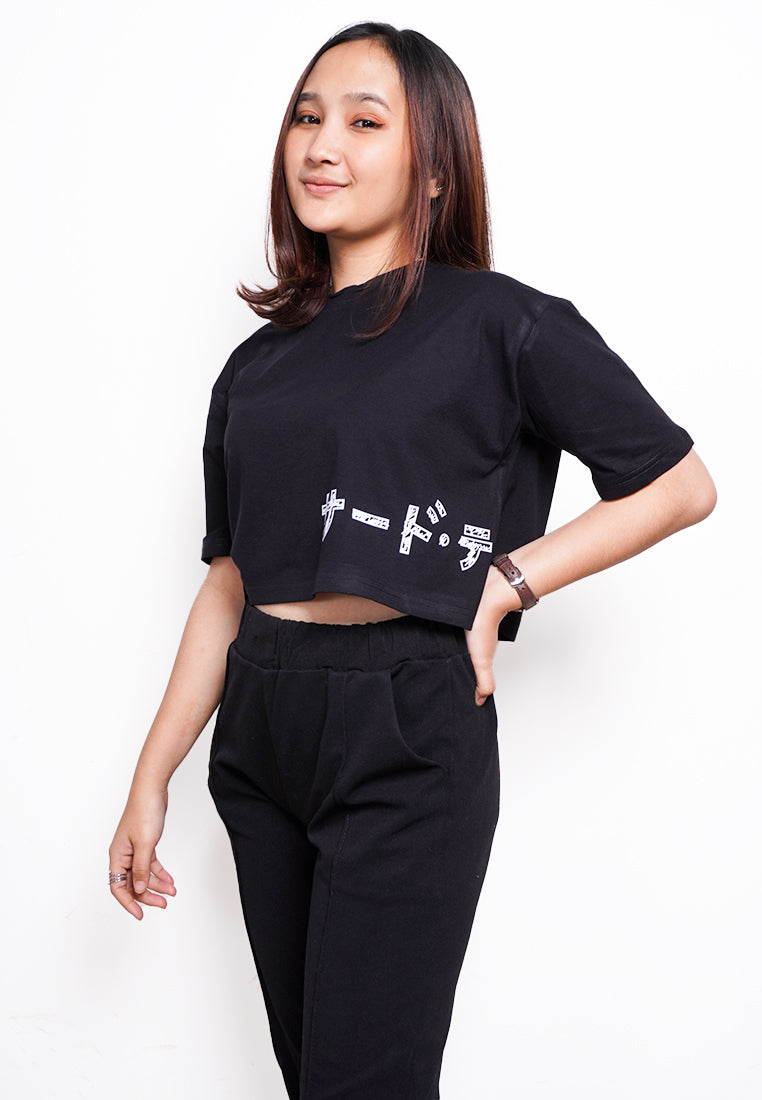 LTE58 oversize wanita crop hitam katakana scribble