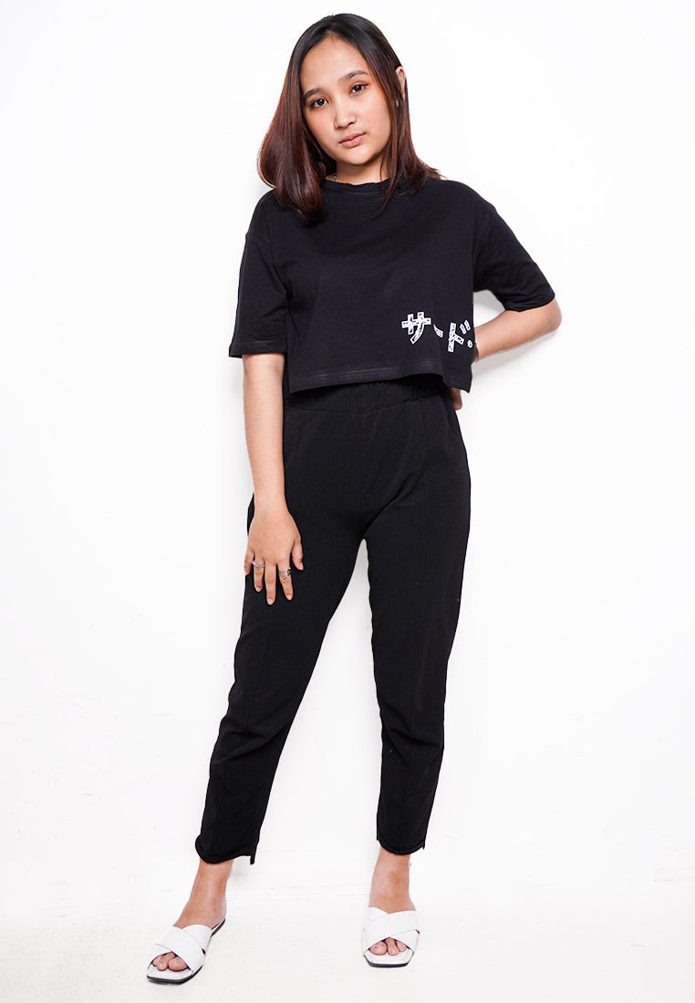 LTE58 oversize wanita crop hitam katakana scribble