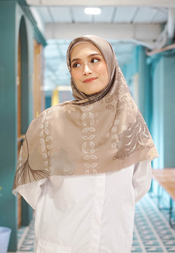 WK027 kerudung segi empat voal DAW Project Isadora Series abu charcoal