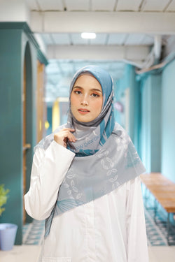 WK028 kerudung segi empat voal DAW Project Isadora Series biru abu