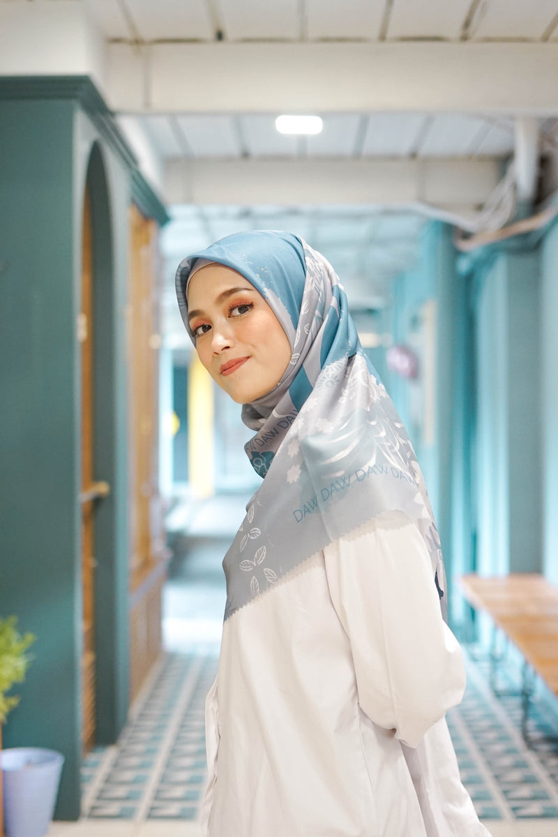 WK028 kerudung segi empat voal DAW Project Isadora Series biru abu