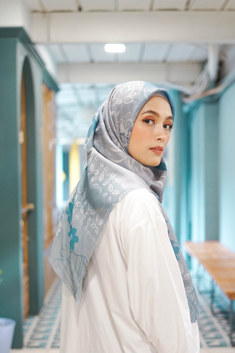 WK028 kerudung segi empat voal DAW Project Isadora Series biru abu